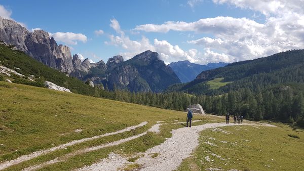 Walkers on the trail between Rifugio Citta di Fiume and Rifugio Vazzoler 